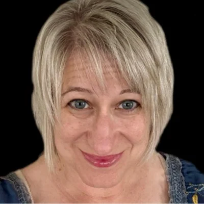 Headshot of Leigh Mikovch